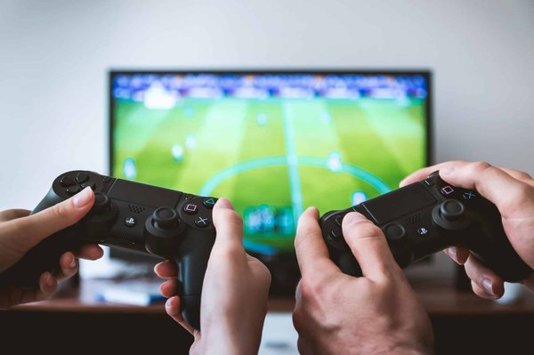 Quelles sont les meilleures approches pour développer des jeux multijoueurs locaux engageants ?