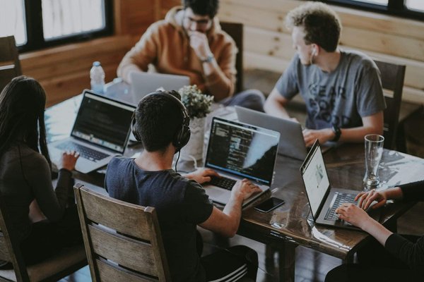 Quels sont les avantages de l'utilisation des microservices pour le développement d'applications web ?