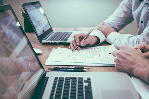 Comment les entreprises peuvent-elles utiliser l'IA pour améliorer la gestion des stocks ?